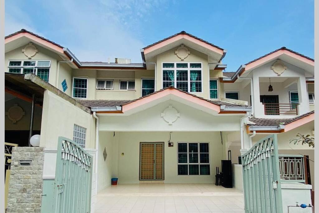 Lily Vacation Home At Cameron Highlands - 12 Pax,Free Wifi W Carporch Tanah Rata Exterior foto